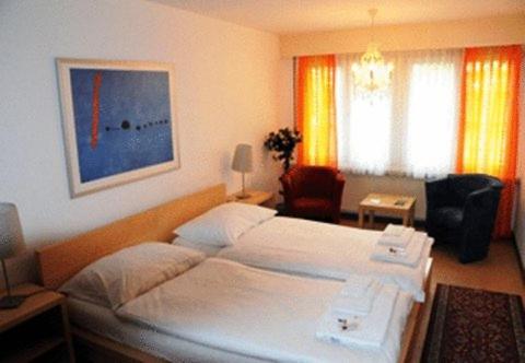 Zak Neuhausen في نيوهاسن ام رينفا: غرفة نوم مع سرير أبيض كبير في غرفة