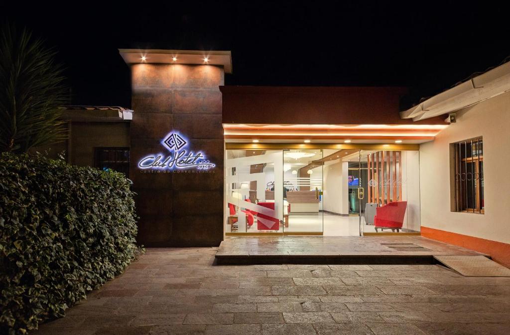 a sign on the side of a building at night at Club Hotel Centro de Convenciones Cusco in Cusco