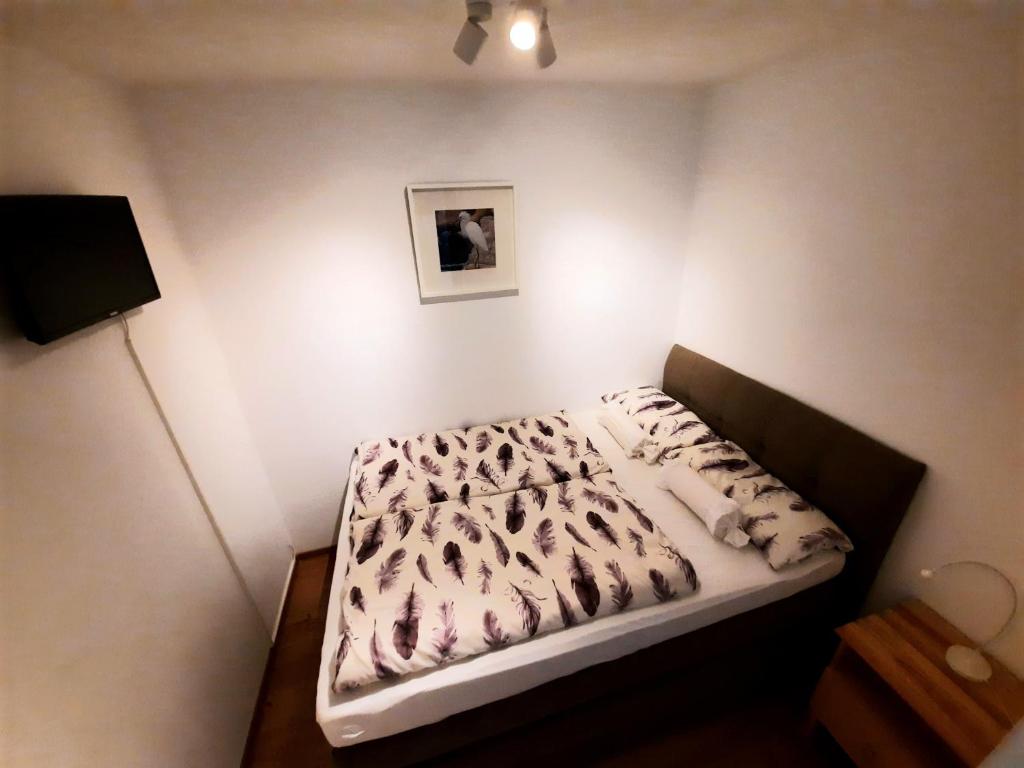 a bedroom with a bed with a comforter on it at Apartment 3 Minuten zu Fuss zum Meer (40m²) in Lübeck