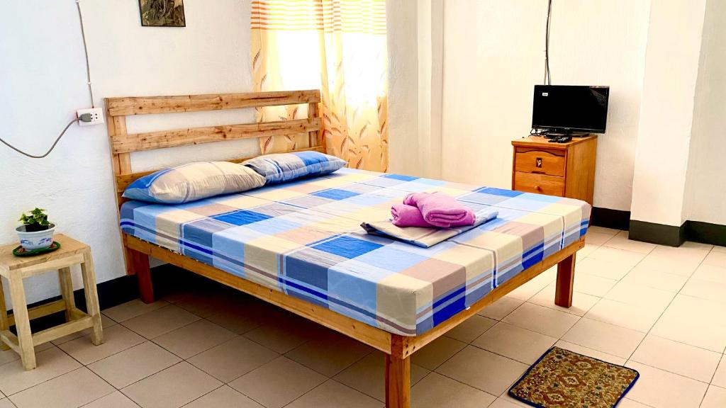 מיטה או מיטות בחדר ב-RedDoorz at St Anthony Beach Resort