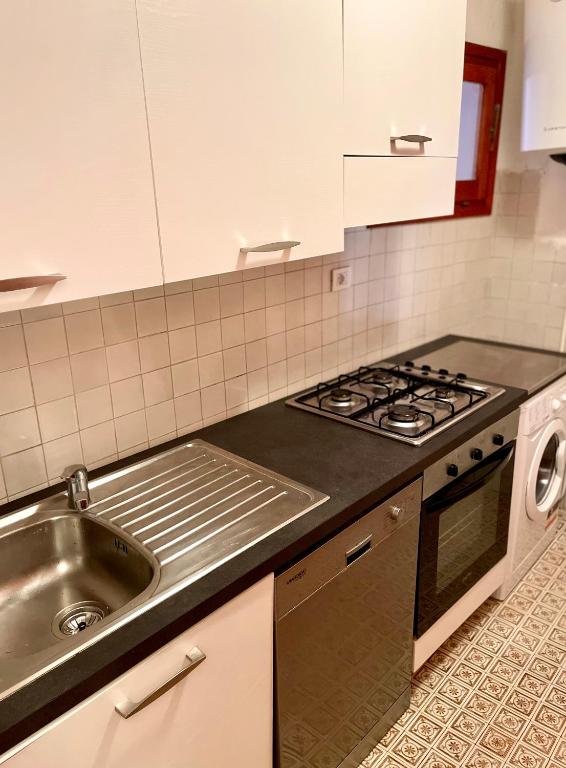 A kitchen or kitchenette at La Casa Smeralda