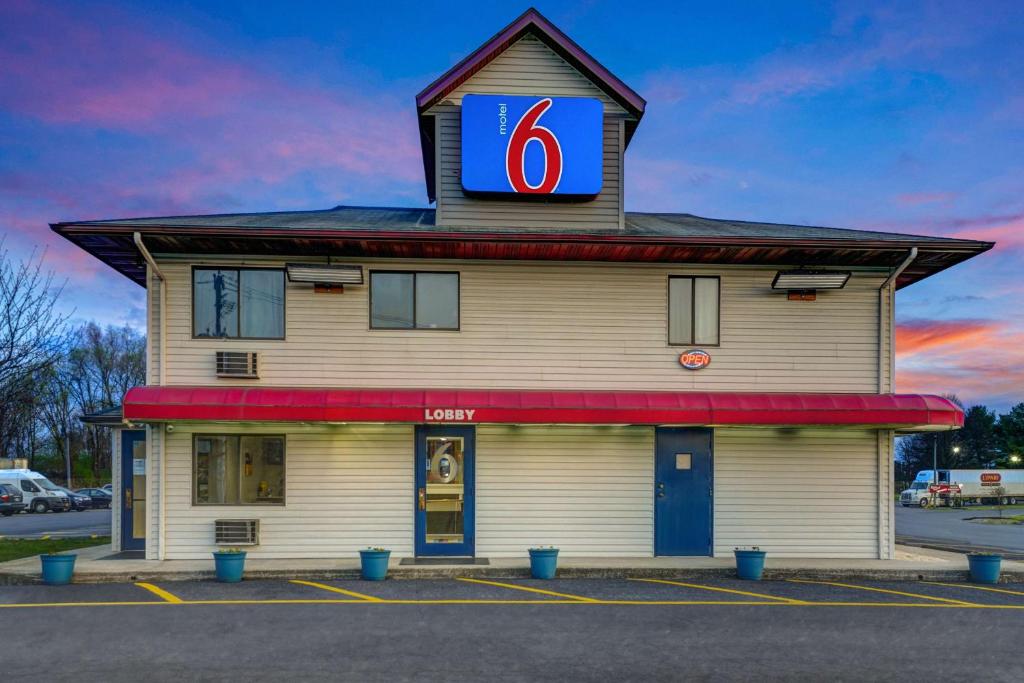 卡萊爾的住宿－Motel 6 Carlisle, PA - Cumberland Valley，上面有 ⁇ 红标志的建筑