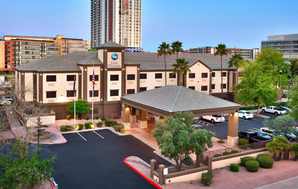 an overhead view of a hotel with a parking lot at Best Western Downtown Phoenix in Phoenix