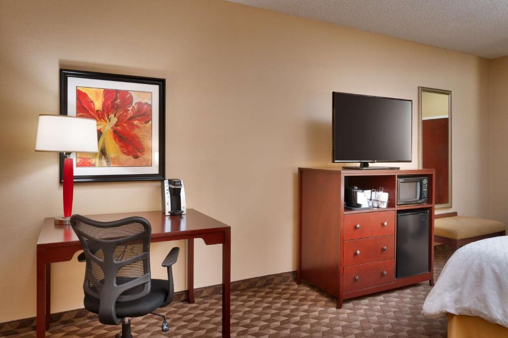 a hotel room with a desk and a television at Best Western Downtown Phoenix in Phoenix