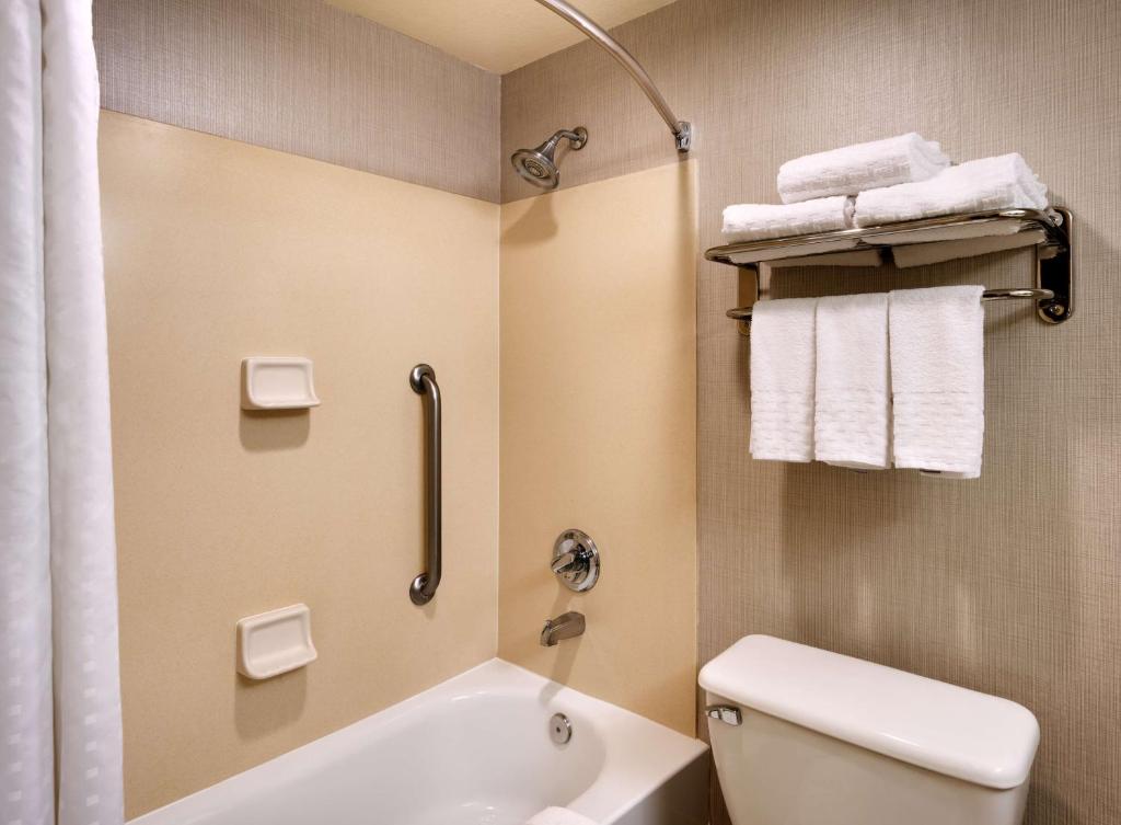a bathroom with a tub and a toilet and towels at Best Western Downtown Phoenix in Phoenix