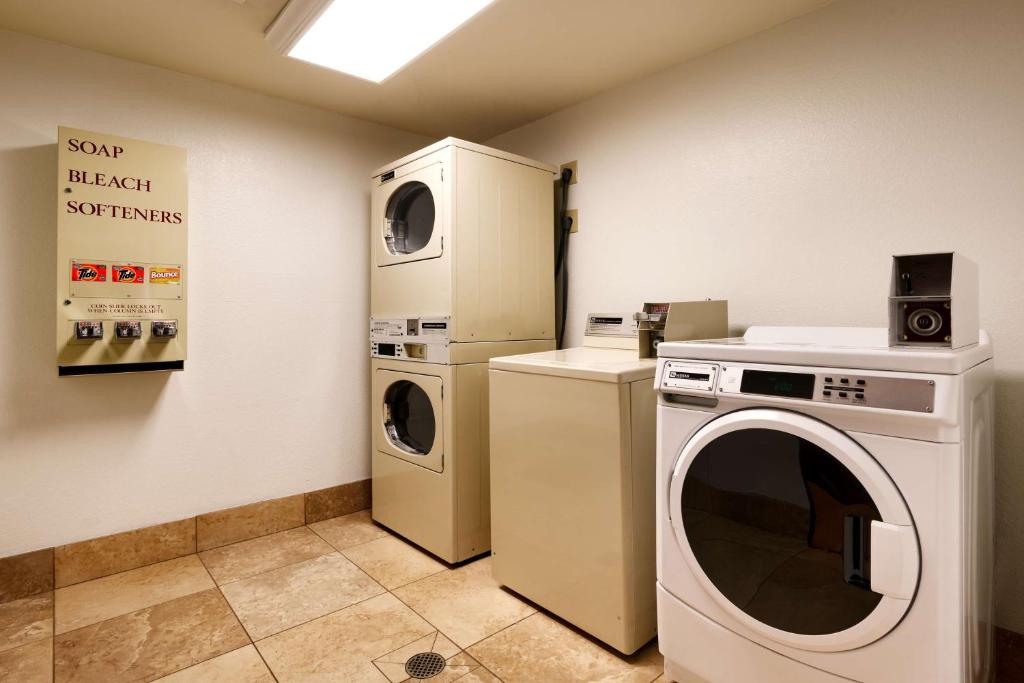 a kitchen with a washing machine and a washer at Best Western Downtown Phoenix in Phoenix