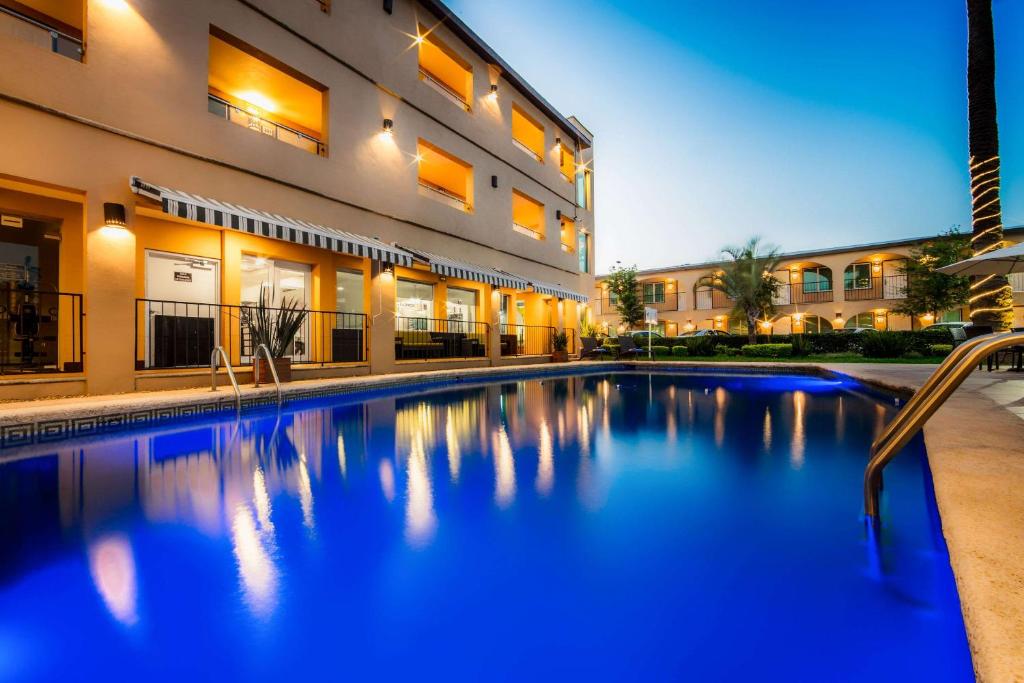 Bazén v ubytování Sleep Inn Monterrey Norte nebo v jeho okolí