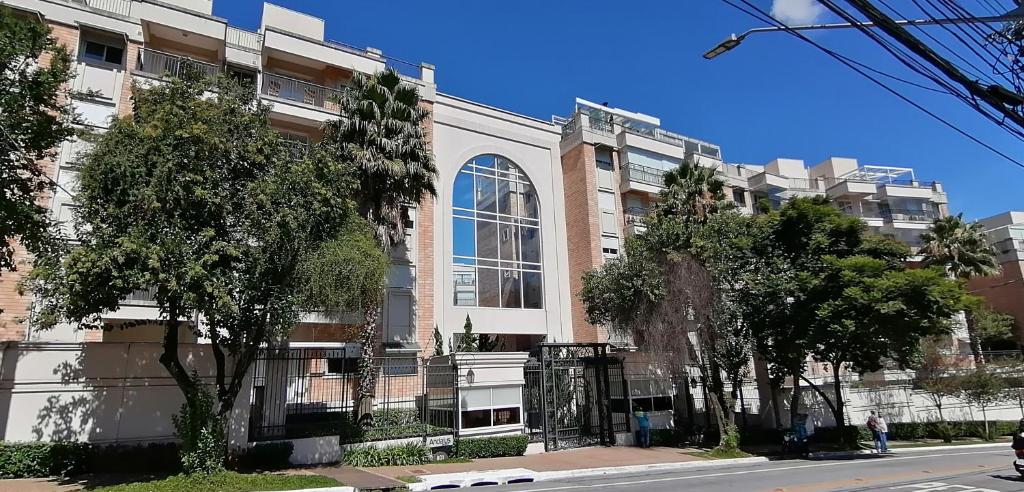 a building with a large window on the side of a street at Apartamento 50m2 Hospital Einstein Morumbi in Sao Paulo