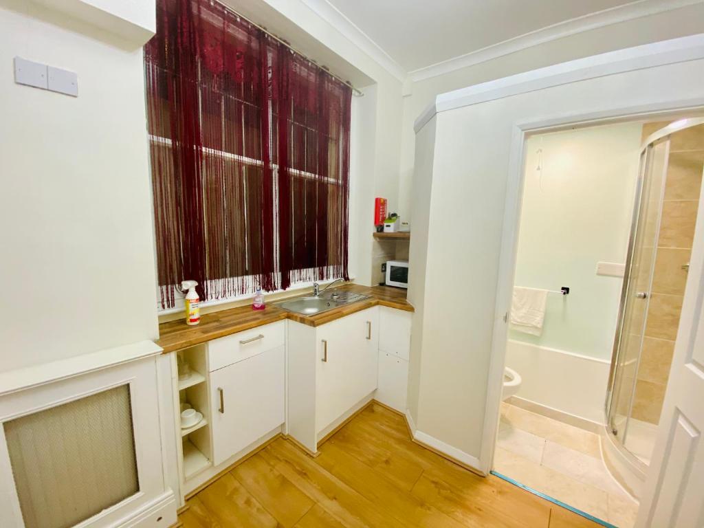 Large Double Studio/ Suite, West Kensington W14