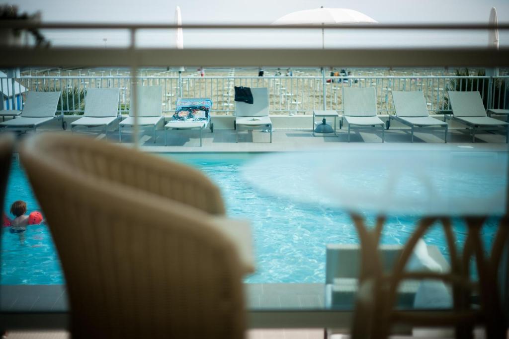 Bazén v ubytování Hotel Canarie nebo v jeho okolí