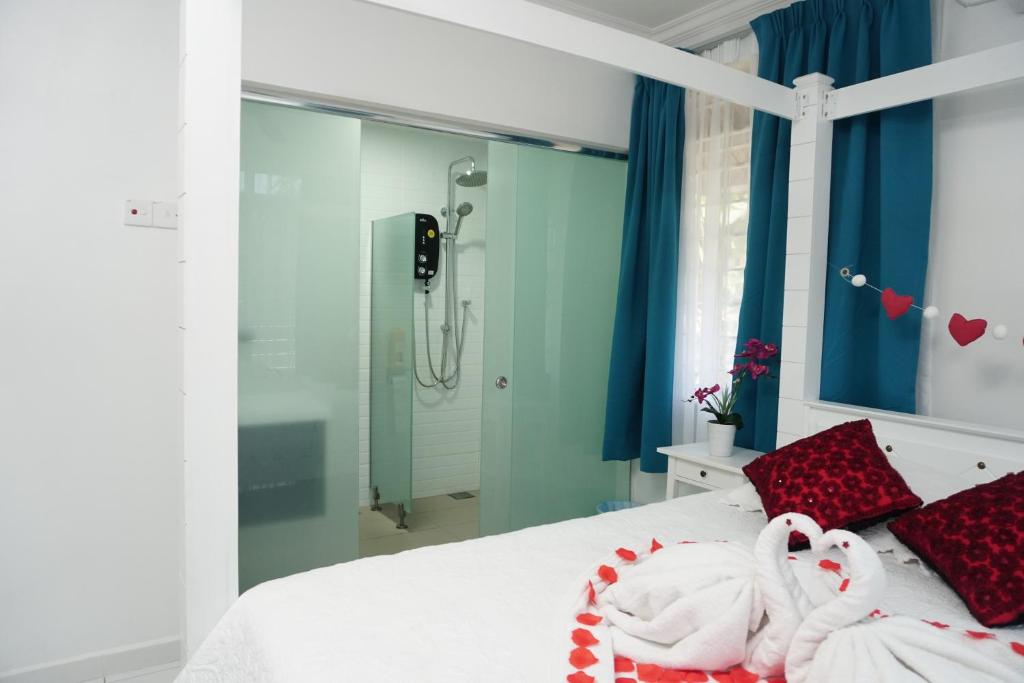 Un pat sau paturi într-o cameră la Beit Azzahra Private Pool Villa at Pantai Batu Hitam