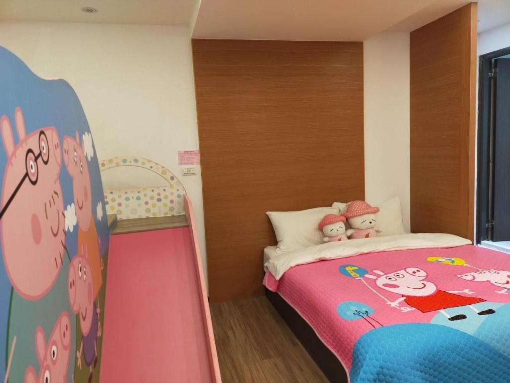 a small bedroom with a bed with dolls on it at Happy Castle Cottage in Hualien City