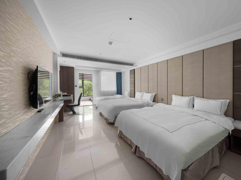 Postel nebo postele na pokoji v ubytování Gamalan Spring Hotel