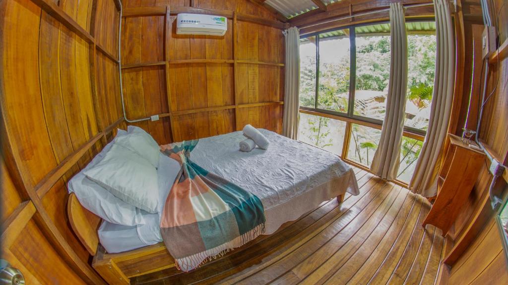 Postel nebo postele na pokoji v ubytování Cabañas del Lago
