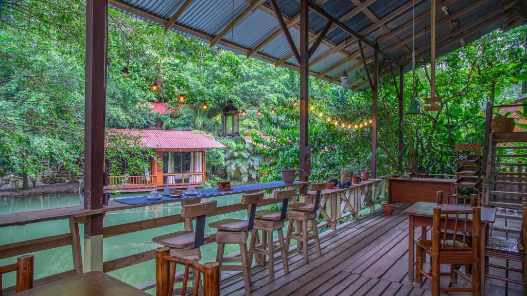 une terrasse en bois avec un bar et des chaises. dans l'établissement Cabañas del Lago, à Fortuna