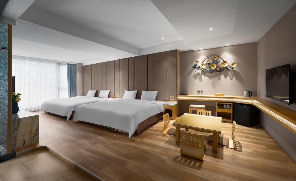 Postel nebo postele na pokoji v ubytování Gamalan FL Spring Hotel