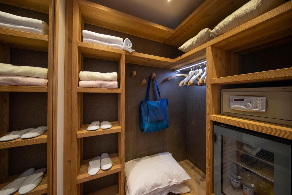 Palanda nebo palandy na pokoji v ubytování Albergo Edelweiss - LareSpa