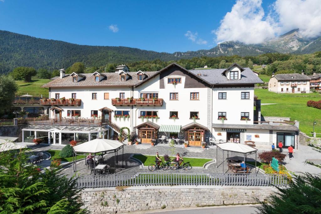 Nespecifikovaný výhled na hory nebo výhled na hory při pohledu z hotelu