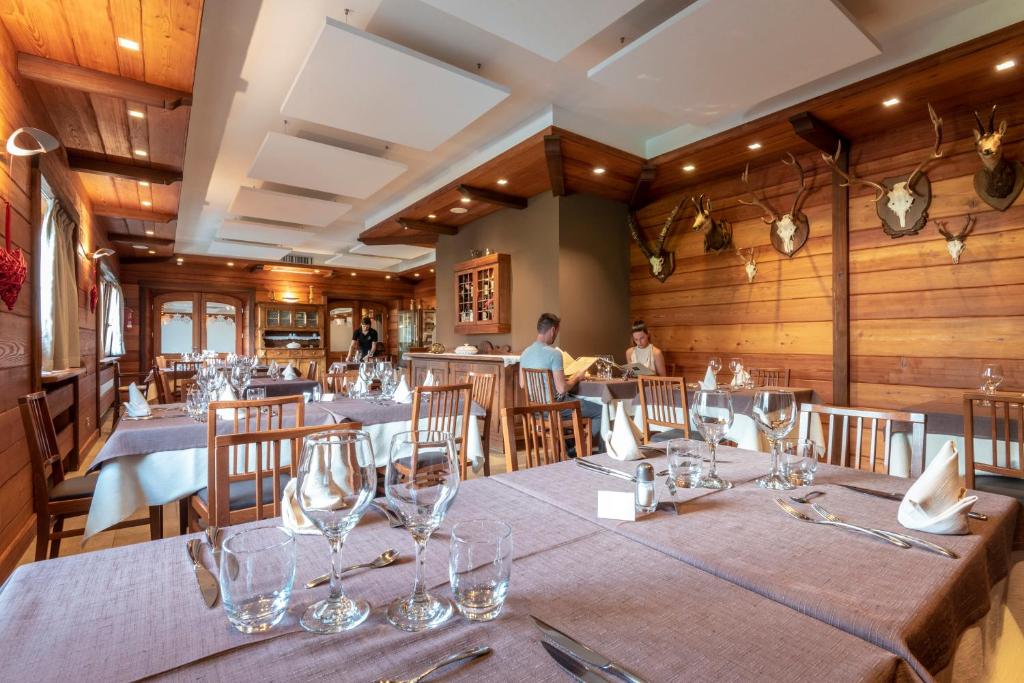 Restaurace v ubytování Albergo Edelweiss - LareSpa
