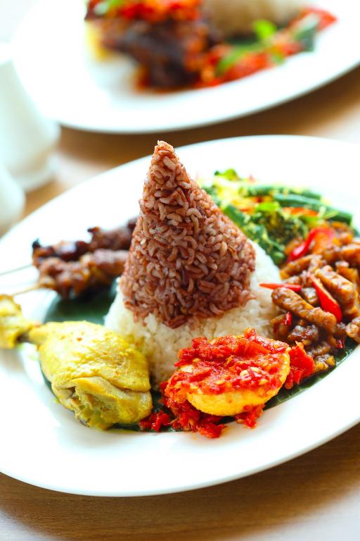 Makanan di atau berdekatan hotel
