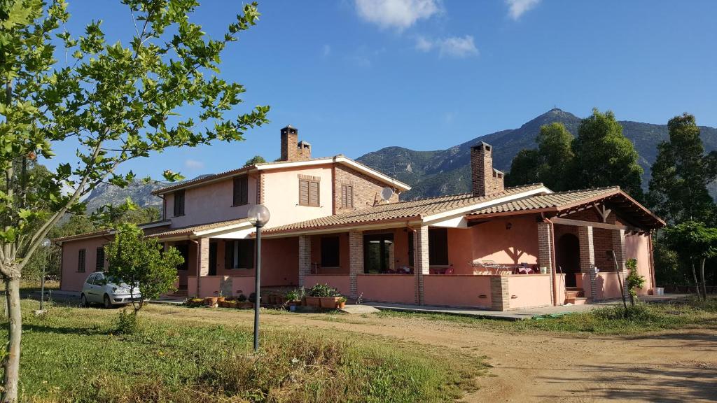 Villa nel verde a Iglesias - Lussuosa Oasi con Giardino