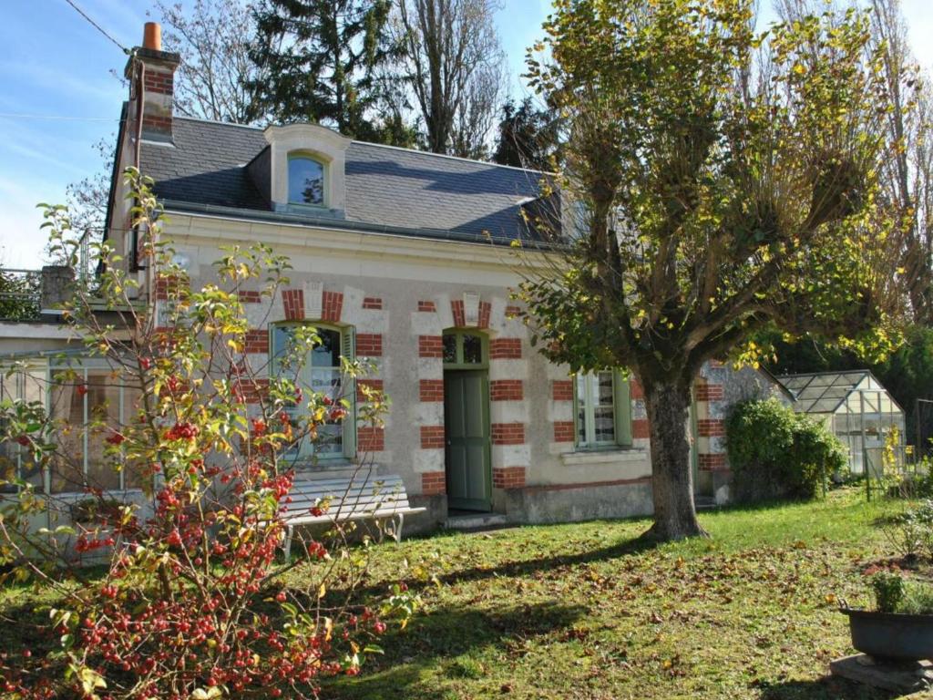 una casa blanca con un árbol en el patio en Gîte Fondettes, 3 pièces, 4 personnes - FR-1-381-380, en Fondettes