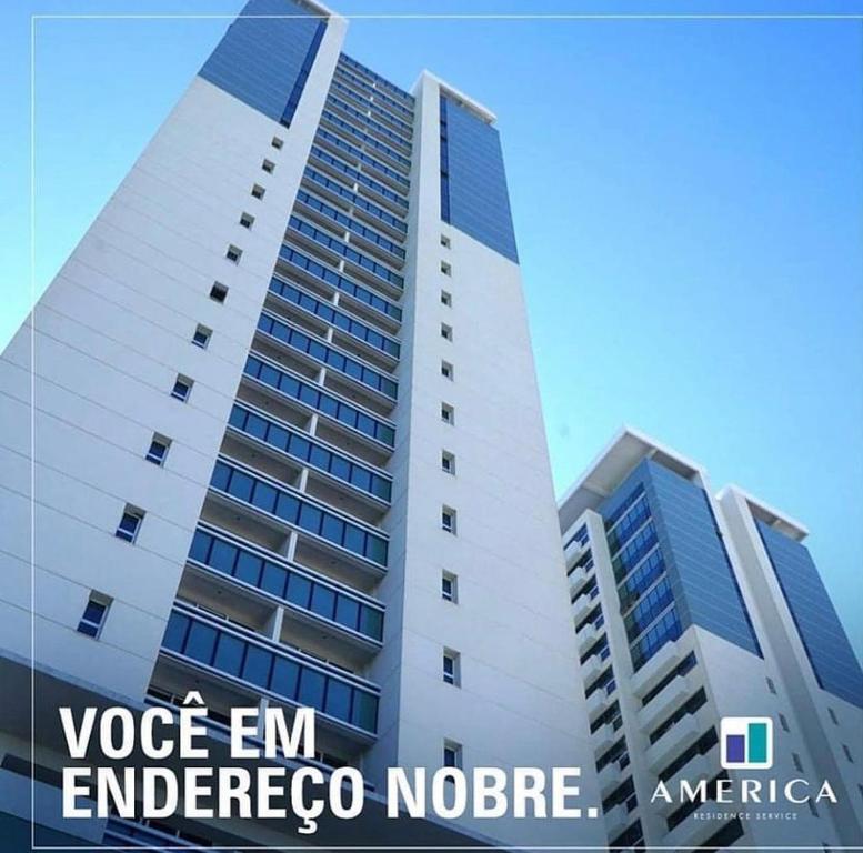 um edifício alto com as palavras "voz em emercredo nacco" em Flat Apart Hotel América Campos dos Goytacazes em Campos dos Goytacazes