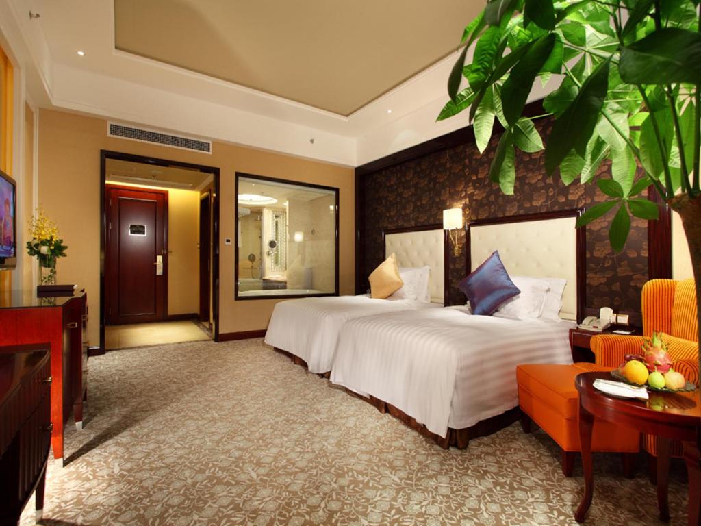 Postel nebo postele na pokoji v ubytování Wyndham Grand Plaza Royale Palace Chengdu