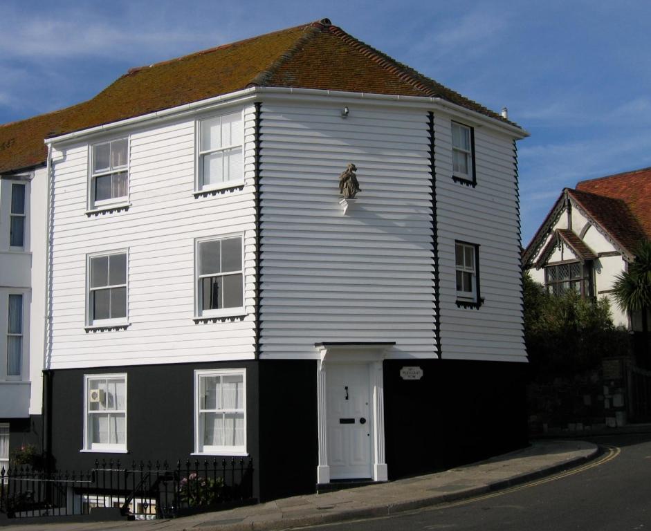 Casa blanca y negra con ventana en The Cavalier House B&B, en Hastings