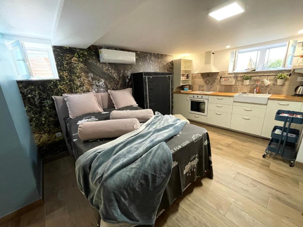 cocina con cama y sofá en una habitación en Studio Pod Room, free parking en Zadar