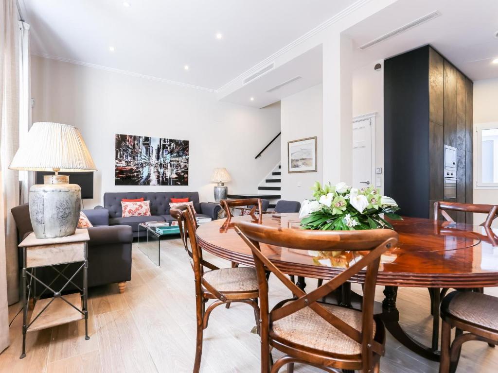 a living room with a table and a couch at Mateo Gago ático in Seville