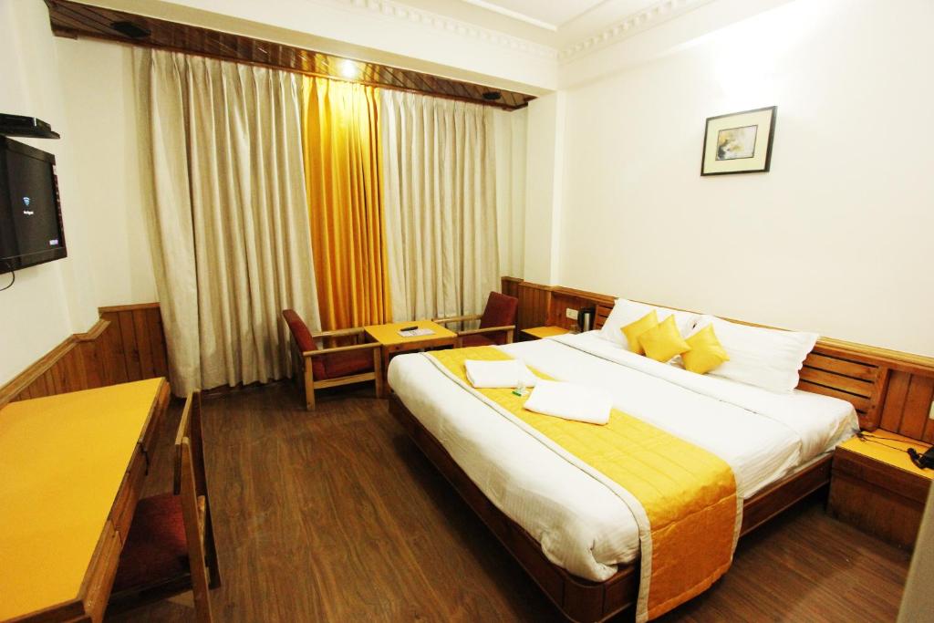 Postel nebo postele na pokoji v ubytování Hotel Snow View Manali