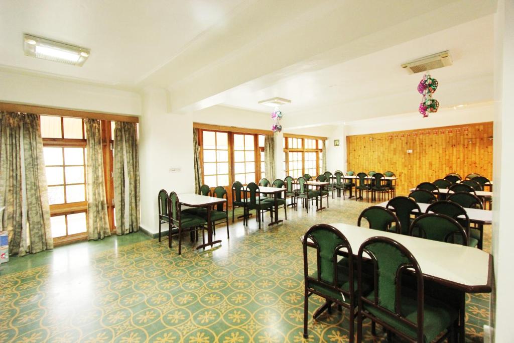 Restaurace v ubytování Hotel Snow View Manali