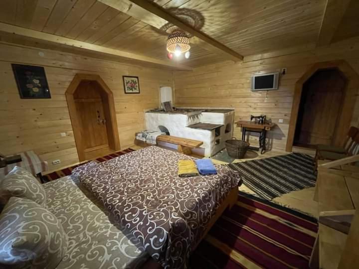 Giường trong phòng chung tại Приватна садиба ''Світлиця гуцульщини"