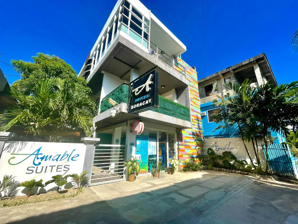 un bâtiment avec un panneau devant lui dans l'établissement Amable Suites Hotel, à Boracay