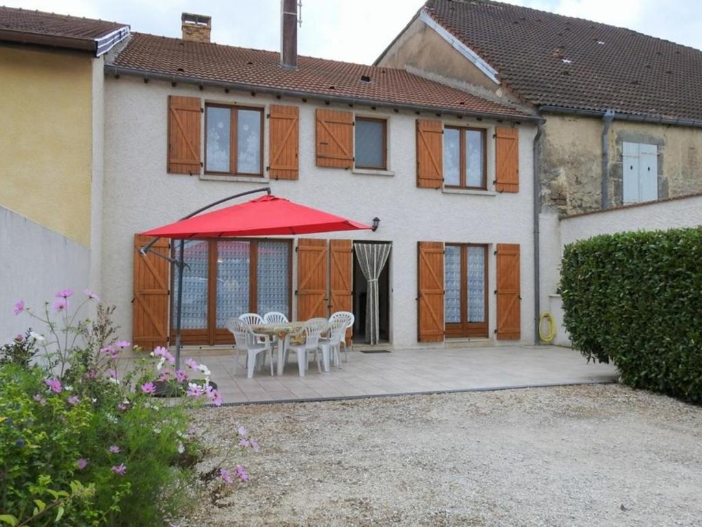 Casa con patio con sombrilla roja en Gîte Champigny-sous-Varennes, 3 pièces, 5 personnes - FR-1-611-2, 