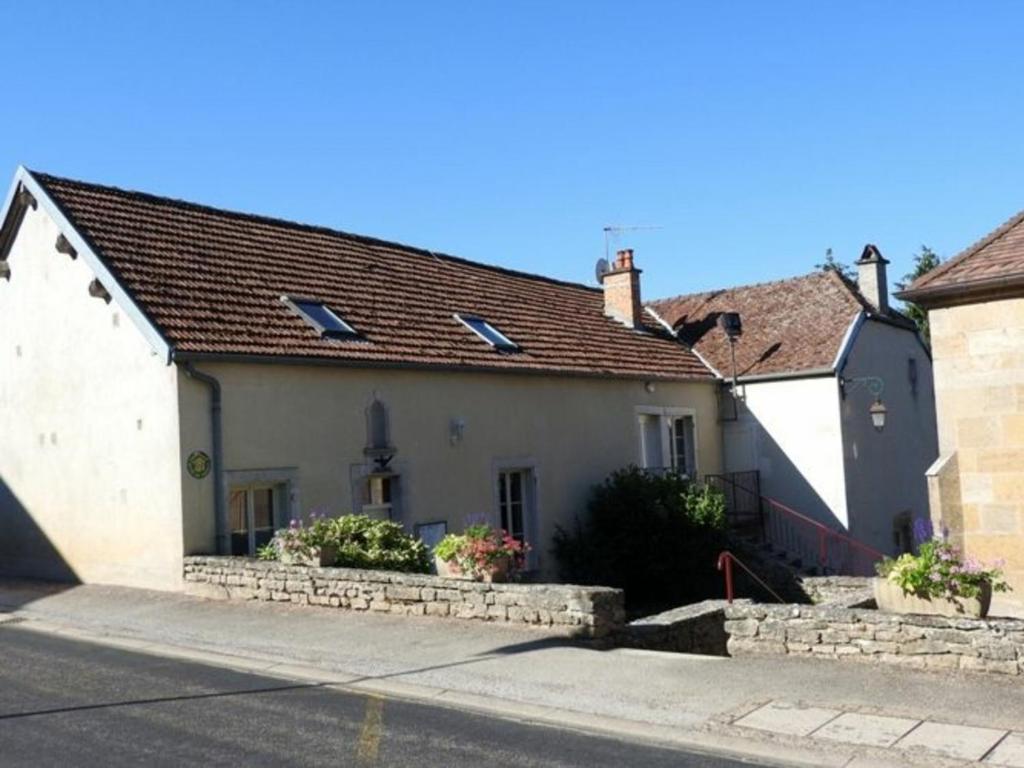 una casa blanca con techo marrón en una calle en Gîte Perrancey-les-Vieux-Moulins, 3 pièces, 4 personnes - FR-1-611-22, en Perrancey