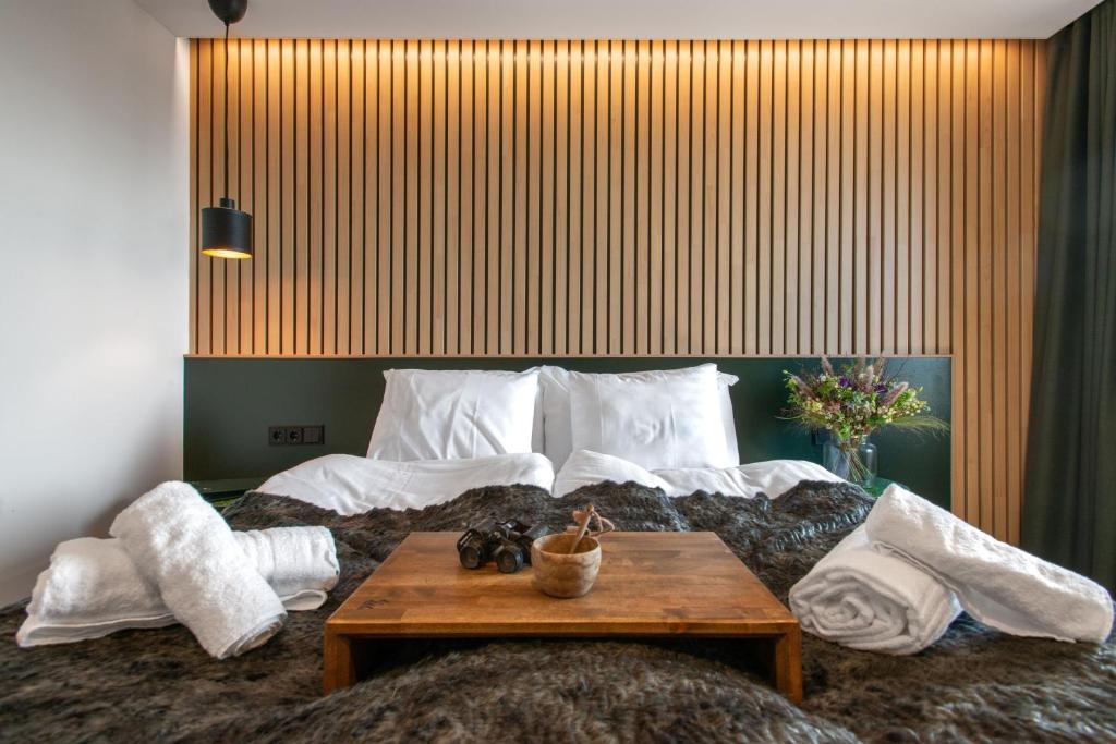 Кровать или кровати в номере Haltia Lake Lodge nature boutique hotel & glamping