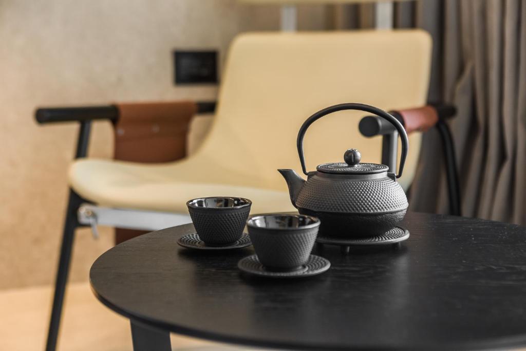 Příslušenství pro přípravu čaje a kávy v ubytování Canale Hotel & Suites
