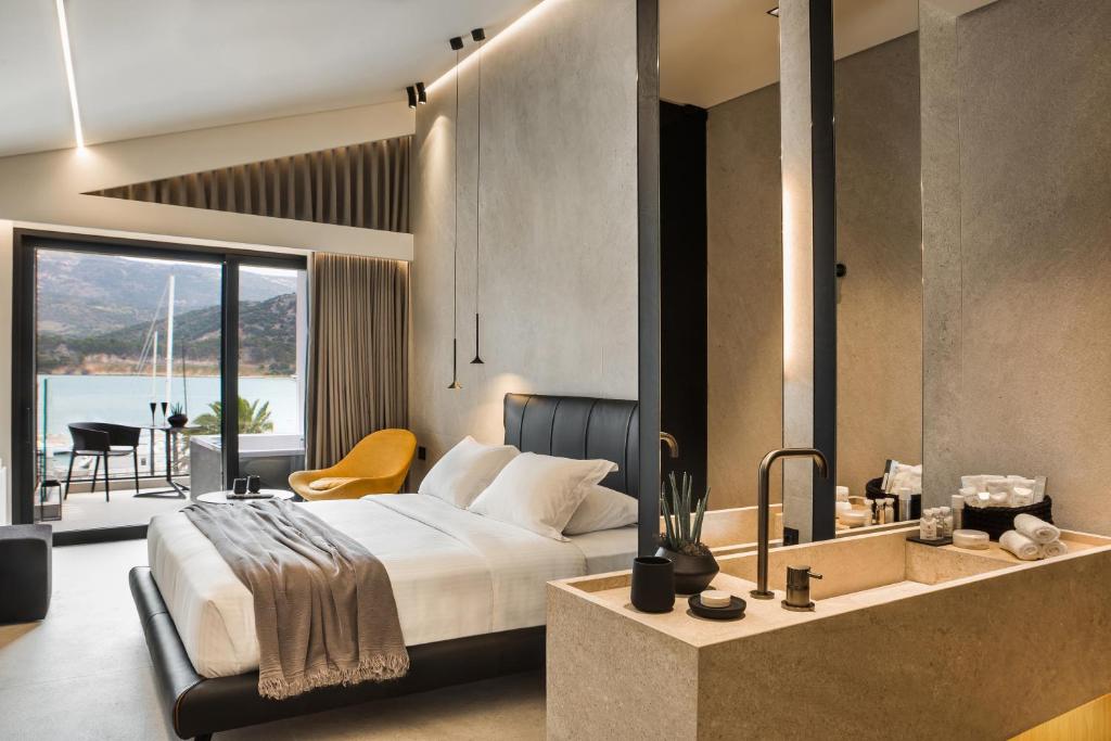 Postel nebo postele na pokoji v ubytování Canale Hotel & Suites