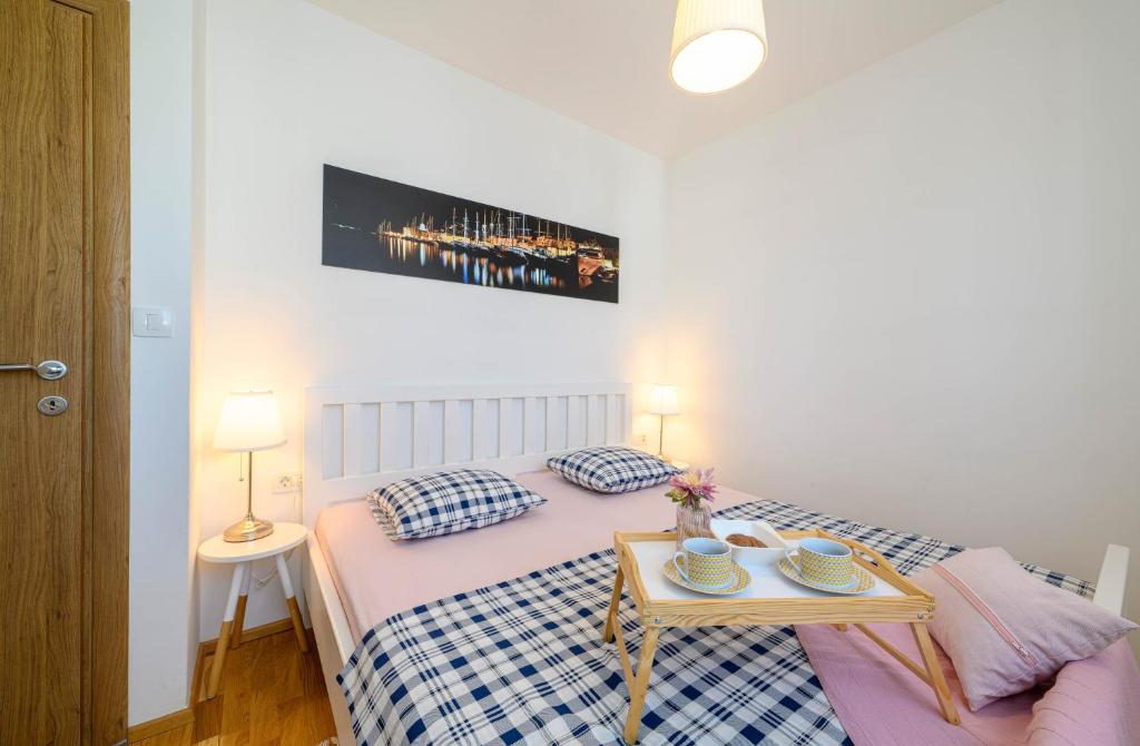 - une chambre avec un lit et une table dans l'établissement Apartment Banjada, à Žaborić