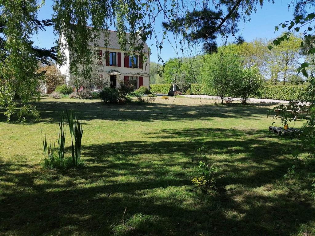 En trädgård utanför Mme Teurtroy, Chambres d'Hôtes La Prairie