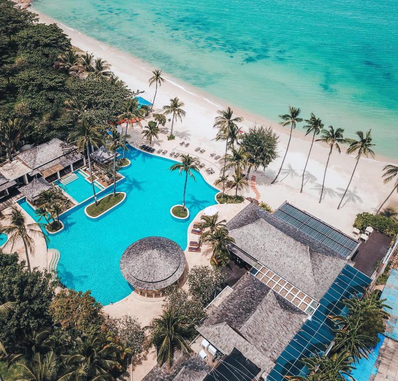 Bazén v ubytování Melati Beach Resort & Spa nebo v jeho okolí