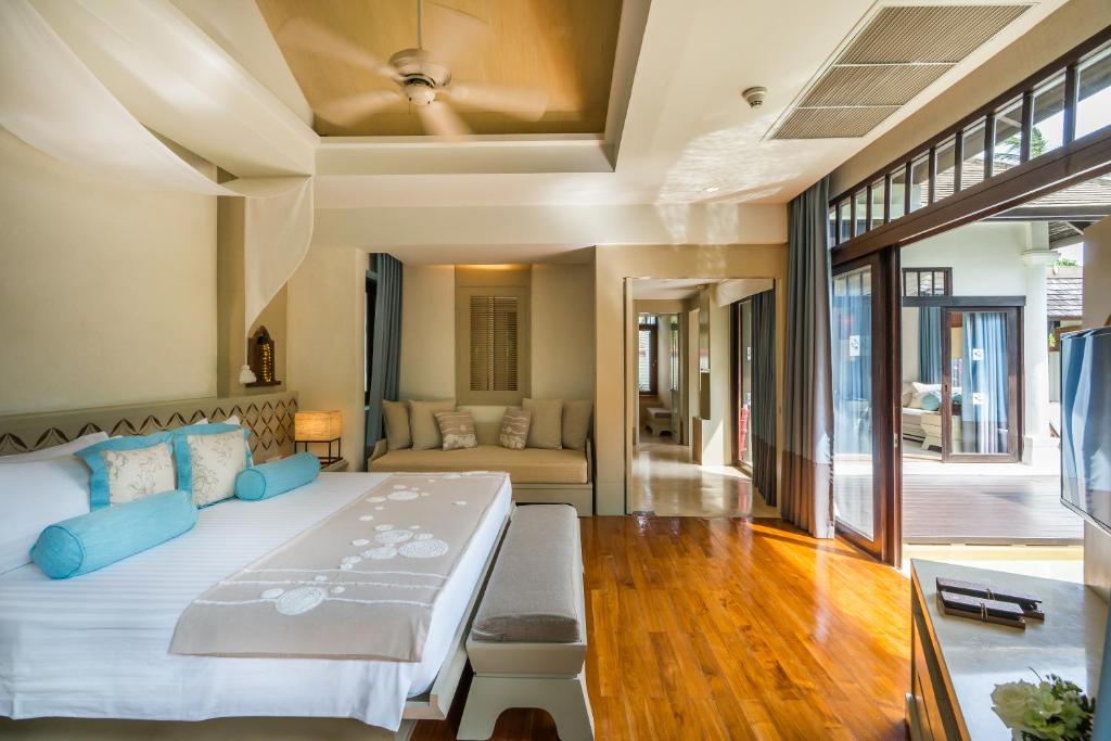 Postel nebo postele na pokoji v ubytování Melati Beach Resort & Spa