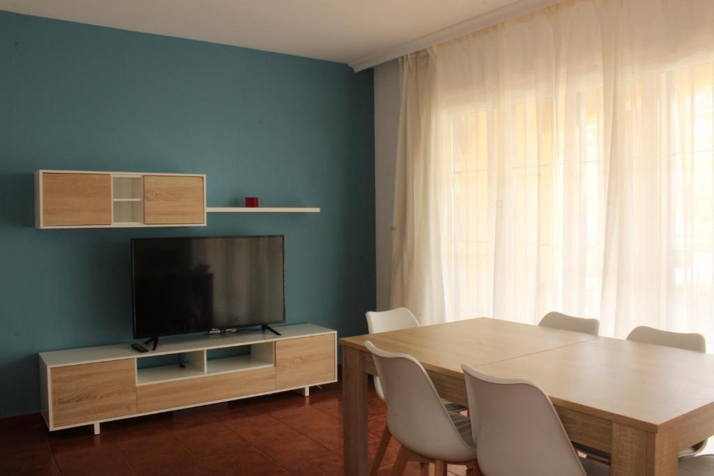En TV eller et underholdningssystem på Apartamentos Esteasur Islantilla