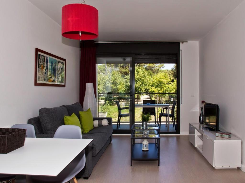 uma sala de estar com um sofá e uma mesa em Soho Parc em Figueres