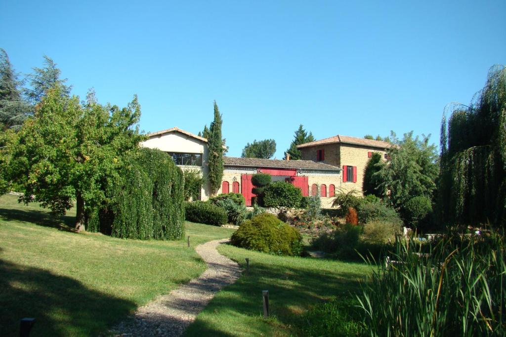 una casa con un jardín delante de ella en LE DOMAINE DE GORNETON, en Chasse-sur-Rhône