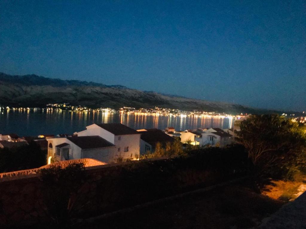 einen Blick auf eine Stadt und einen Wasserkörper in der Unterkunft Apartman Branko in Pag