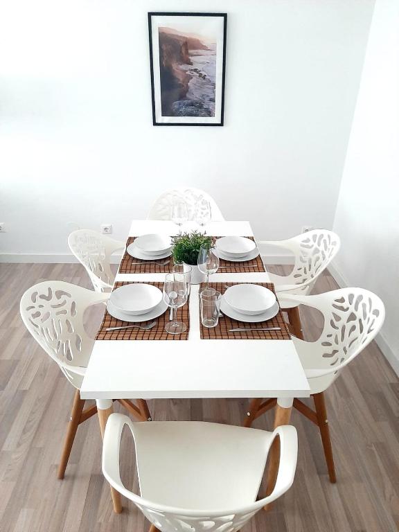 Biały stół jadalny z białymi krzesłami, biały stół i szezlong w obiekcie Central & Beautiful Apartment by DV Properties #P2 w Maladze