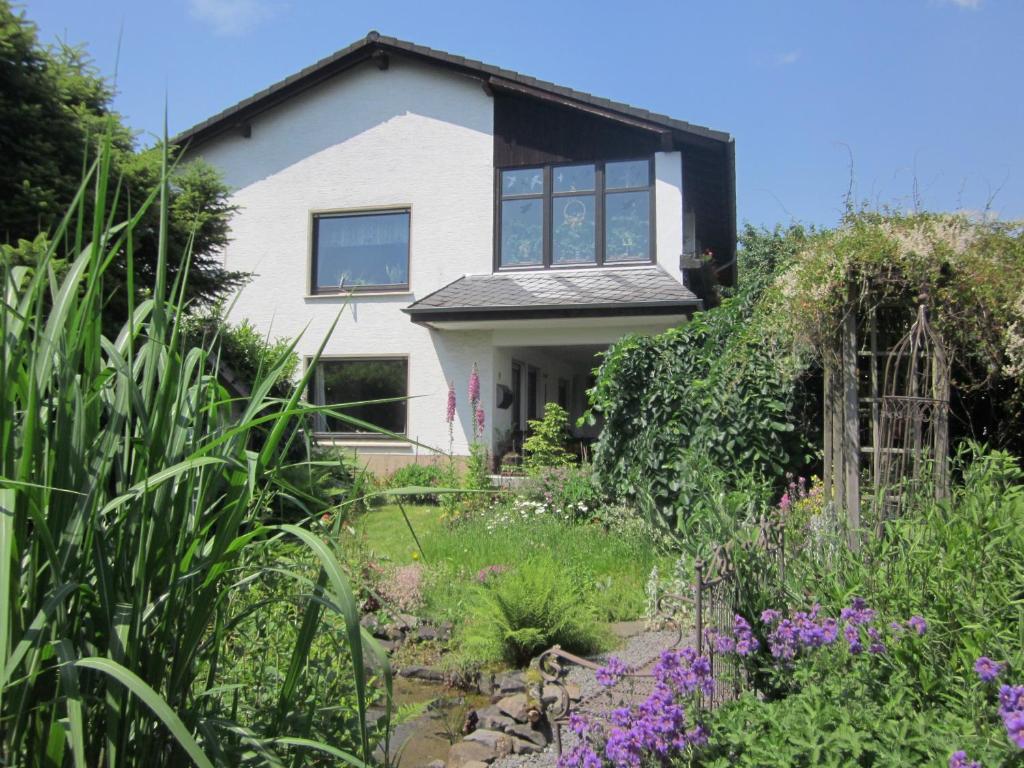 une maison avec un jardin en face dans l'établissement Urlaub im Naturgarten, à Bergneustadt